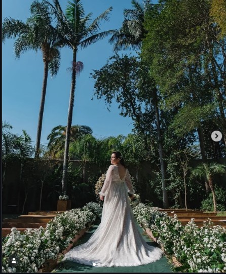 Noiva no deck florido do jardim da Villa Aurora